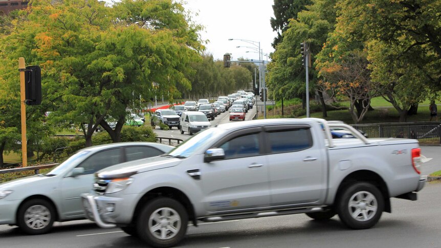 Cars driving around the fountain roundabout in Hobart