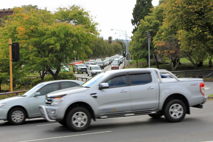 Cars driving around the fountain roundabout in Hobart