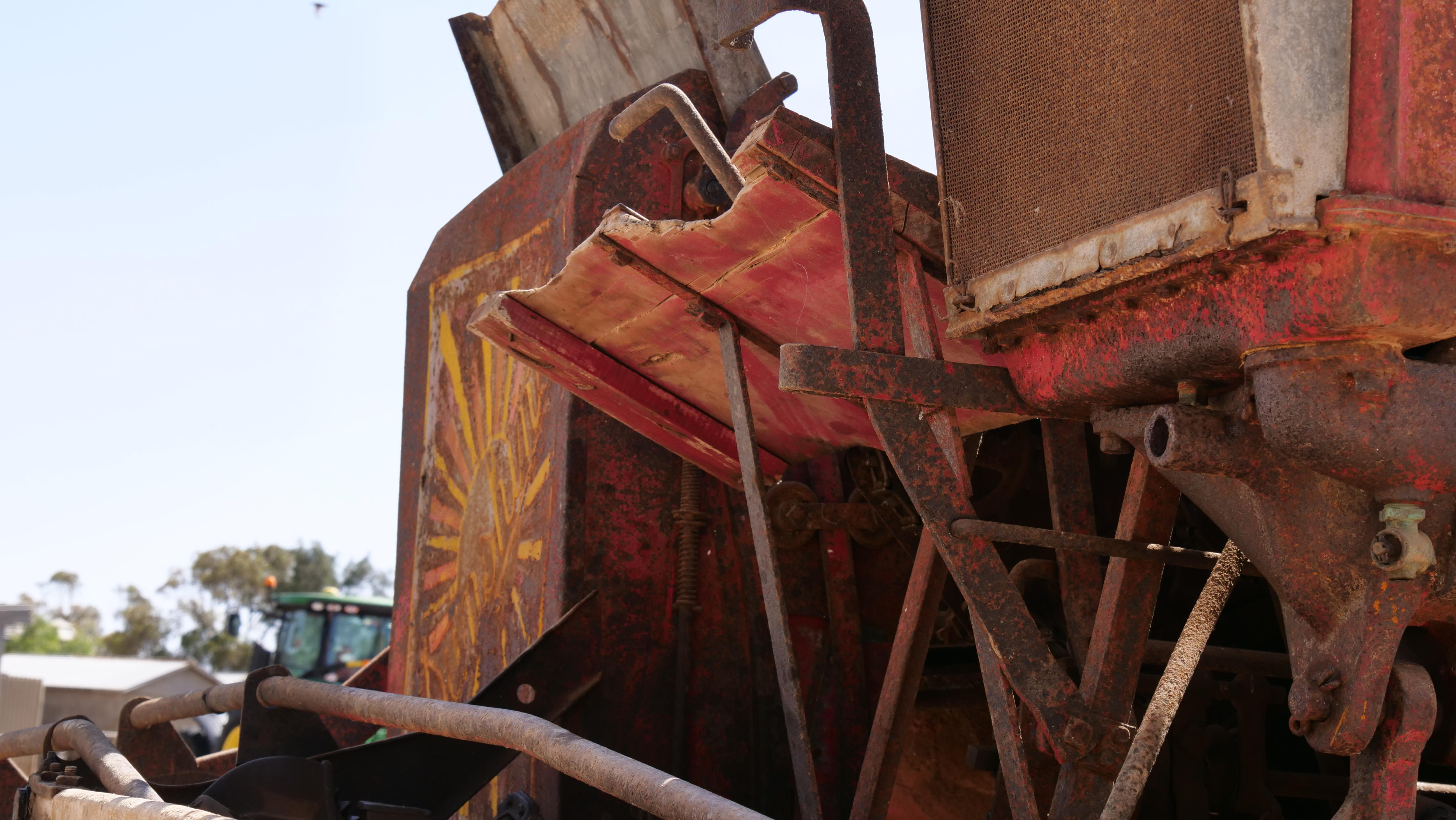 O apoio para os pés de um cabeçote de colheita de 95 anos. 