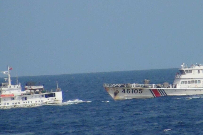 一艘中国船只在有争议的石油钻井平台附近驱赶一艘越南海岸警卫队船只
