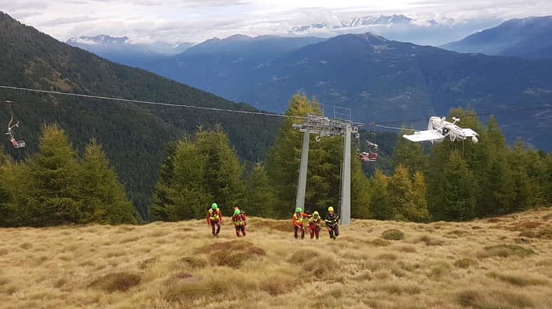 Rescue teams leave the wreckage in the cables