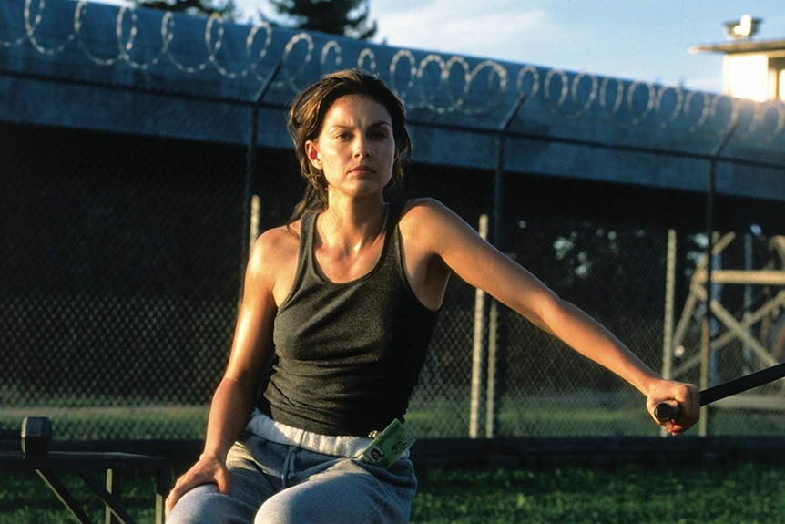 Ashley Judd wears a blakc singlet outside a prison in a scene from Double Jeopardy