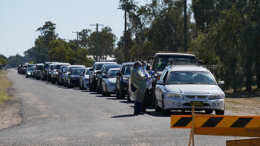 Line of cars in Walgett with nurses testing the drivers for Covid19