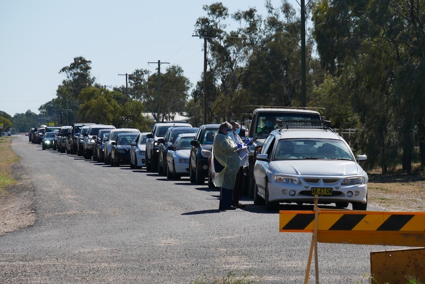 Line of cars in Walgett with nurses testing the drivers for Covid19