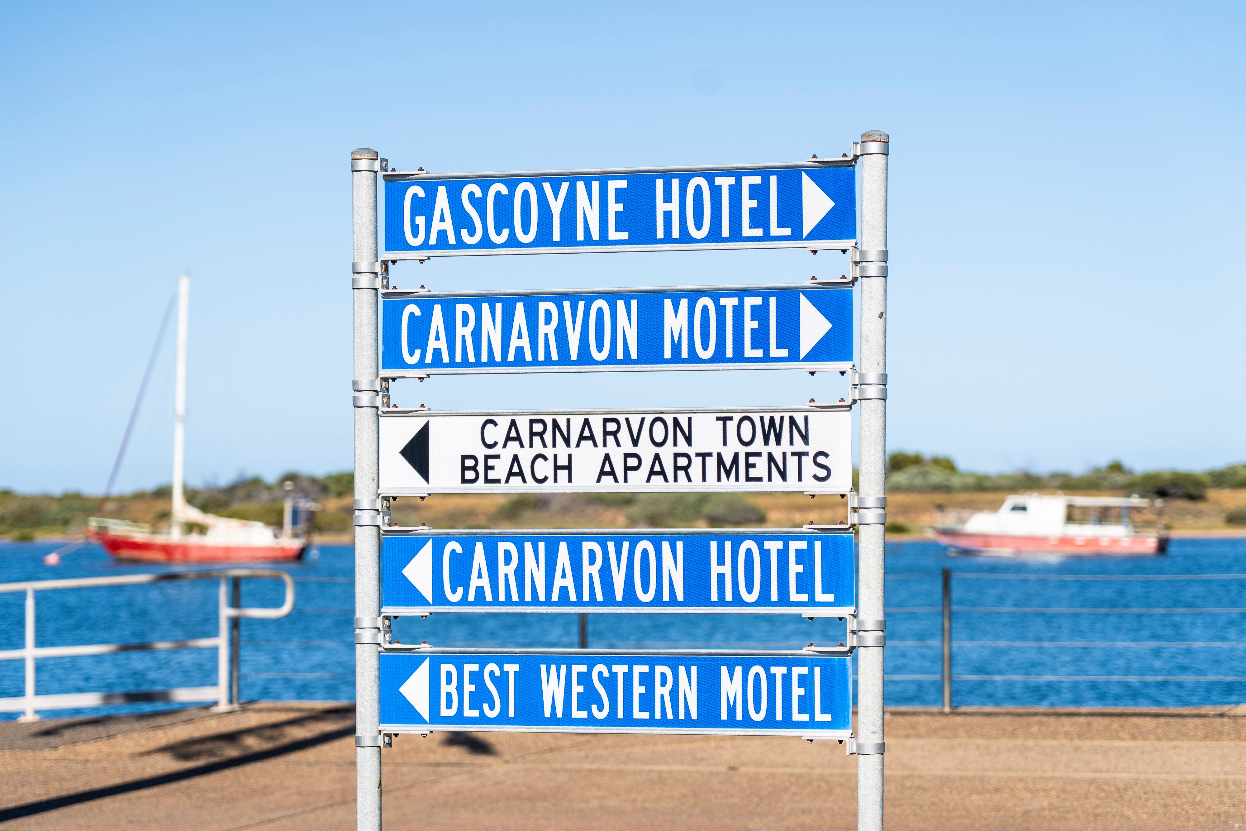 carnarvon road sign