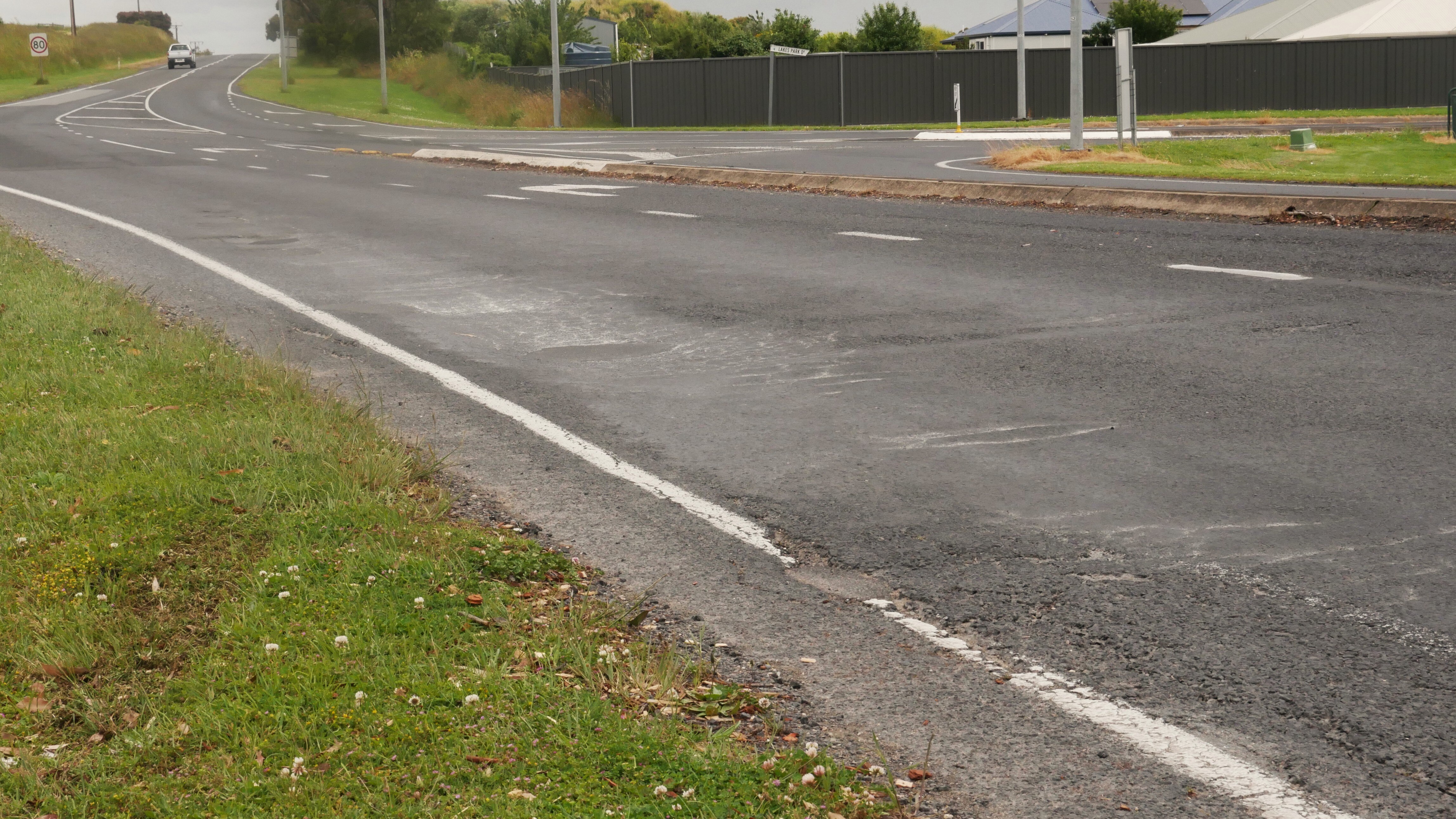 Un grupo de baches en una carretera de Bitchumen seguidos en el lado izquierdo de la carretera.