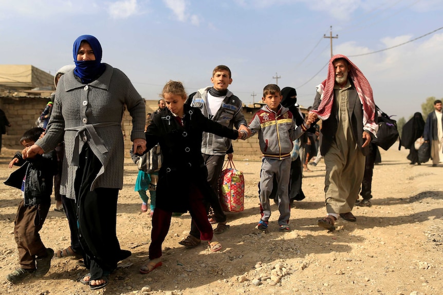 A family flees fighting between IS and Iraqi army