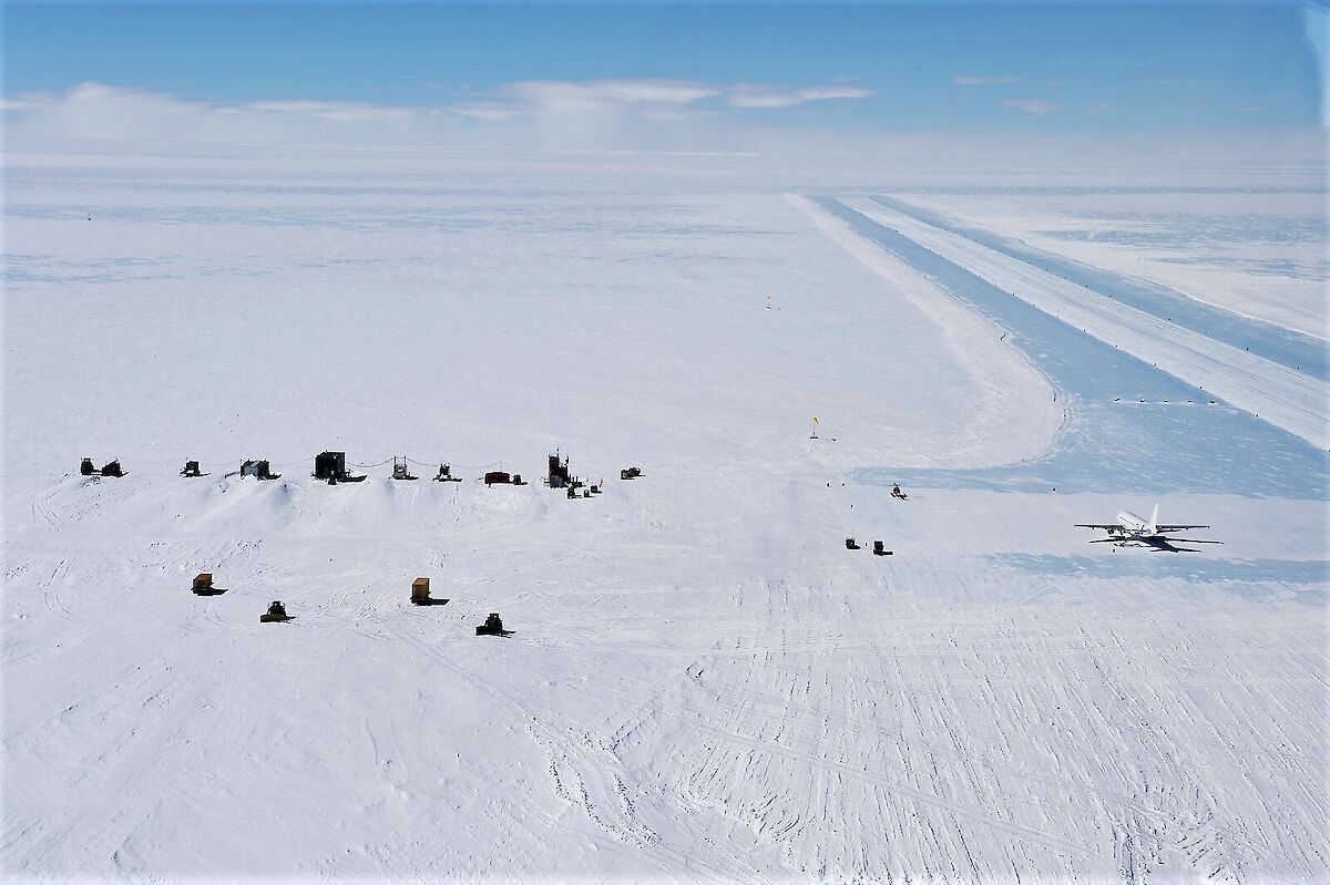Una pista helada con un avión en ella.