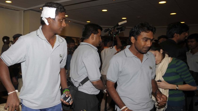 Sri Lankan cricketers Ajantha Mendis (l) and captain Mahela Jayawardene