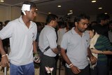 Sri Lankan cricketers Ajantha Mendis (l) and captain Mahela Jayawardene