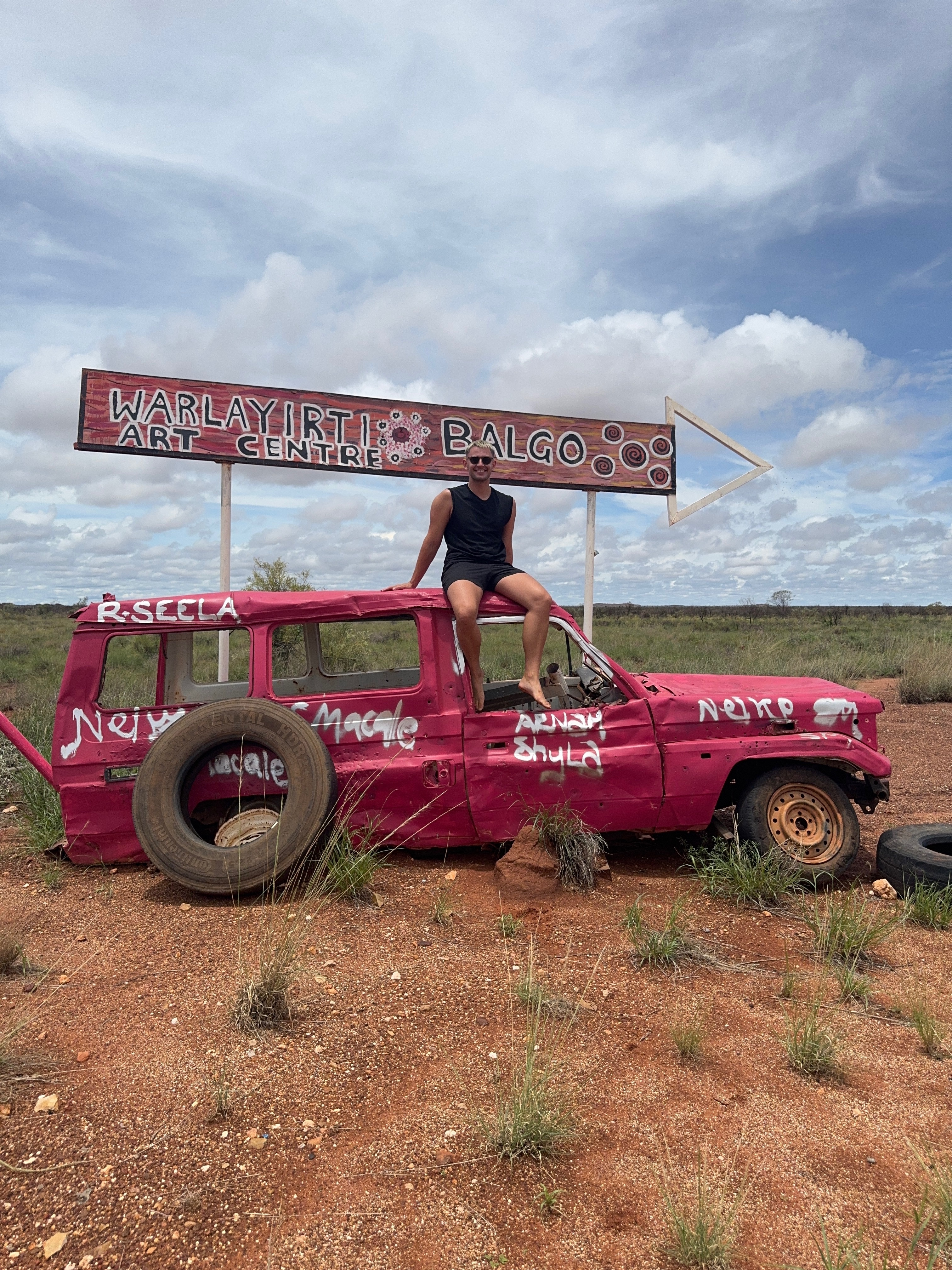 un hombre sentado en un auto