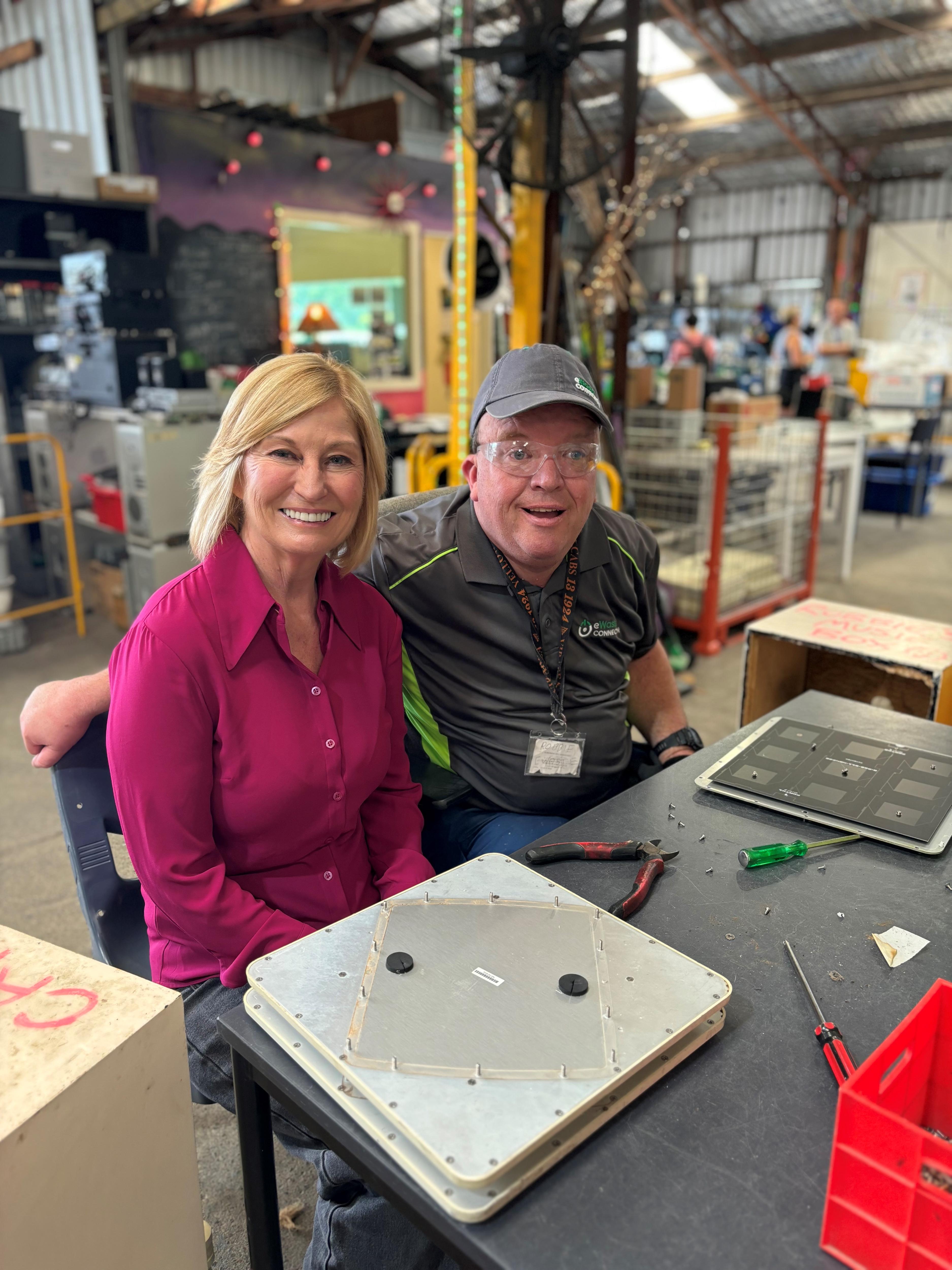 Una mujer y un hombre sentados en un taller.