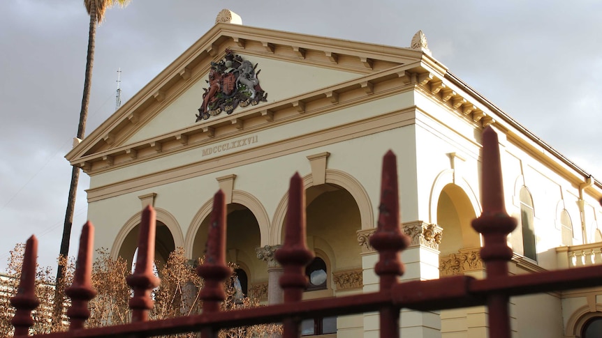 Photo of the entry to the courthouse in Dubbo