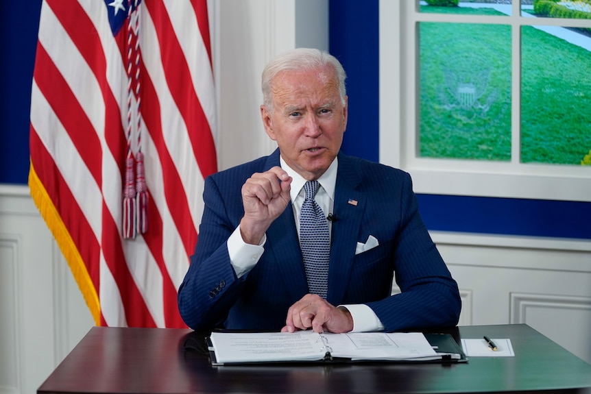 El presidente Joe Biden habla durante una cumbre virtual de COVID-19