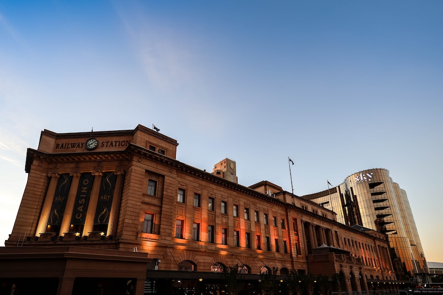 El casino SkyCity y el edificio de la estación de tren de Adelaida.