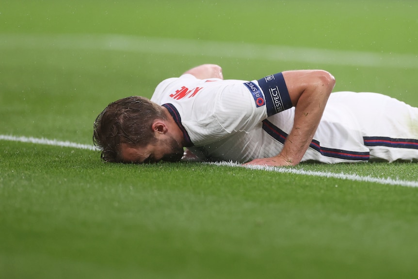 Harry Kane è sdraiato a faccia in giù sull'erba