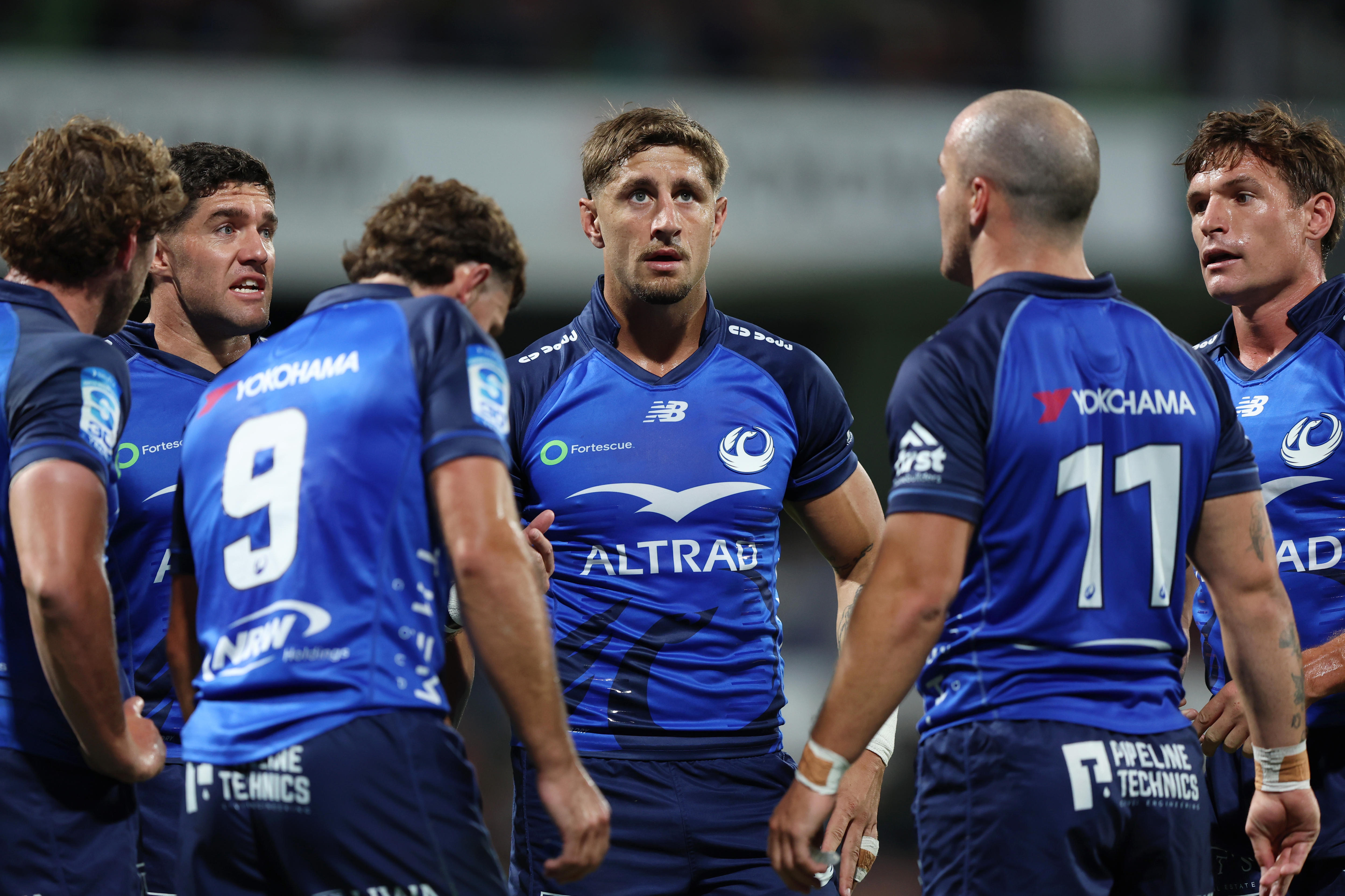 Zac Lomax com companheiros de equipe da Western Force reunidos.