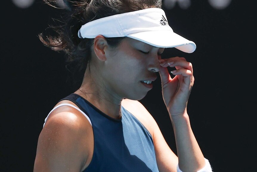 Hsieh Su-wei holds her fingers up to her face and closes her eyes. She looks frustrated