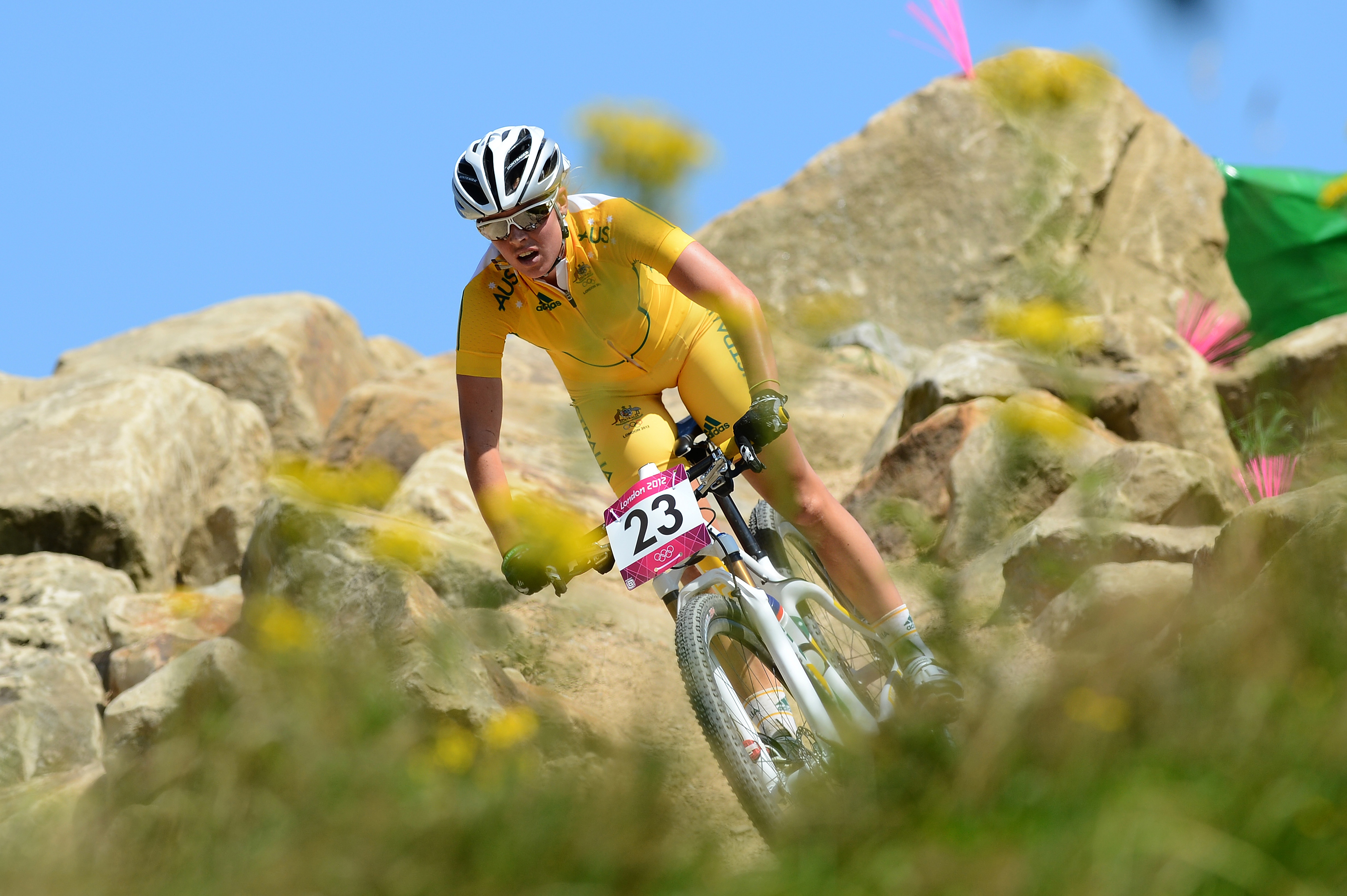 Rebecca Henderson cavalga pelas rochas com kit amarelo