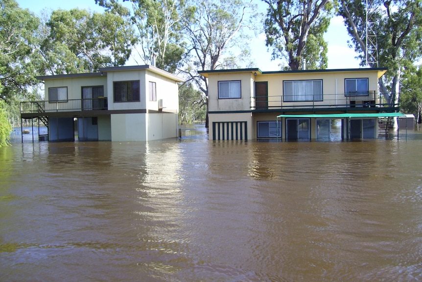 Deux cabanes fluviales avec deux à trois mètres d'eau inondée le long du Murray.