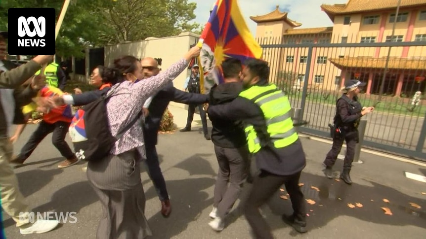 Des militants tibétains manifestent devant l’ambassade de Chine contre la visite du ministre des Affaires étrangères Wang Yi