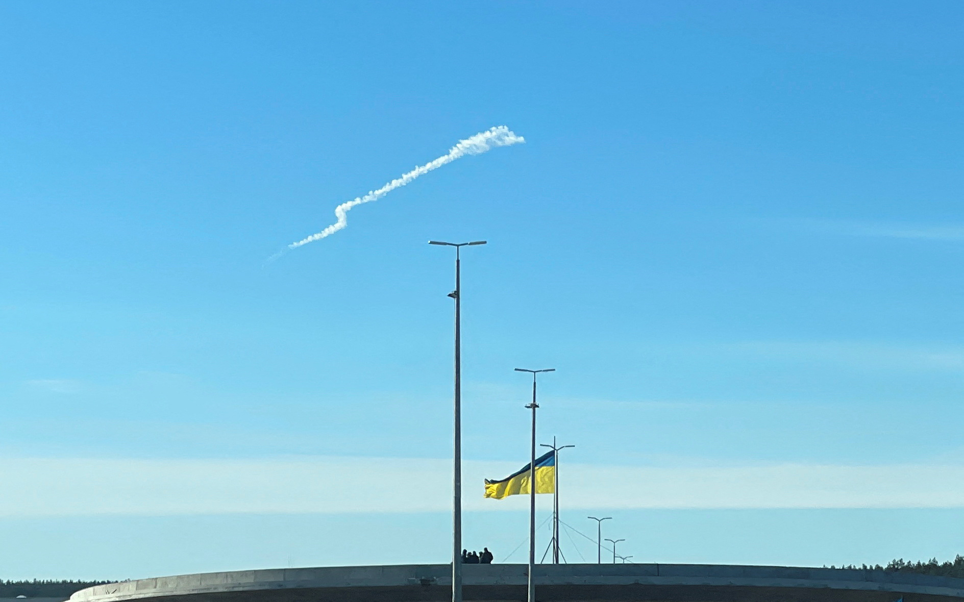 乌克兰国旗上方的导弹踪迹。