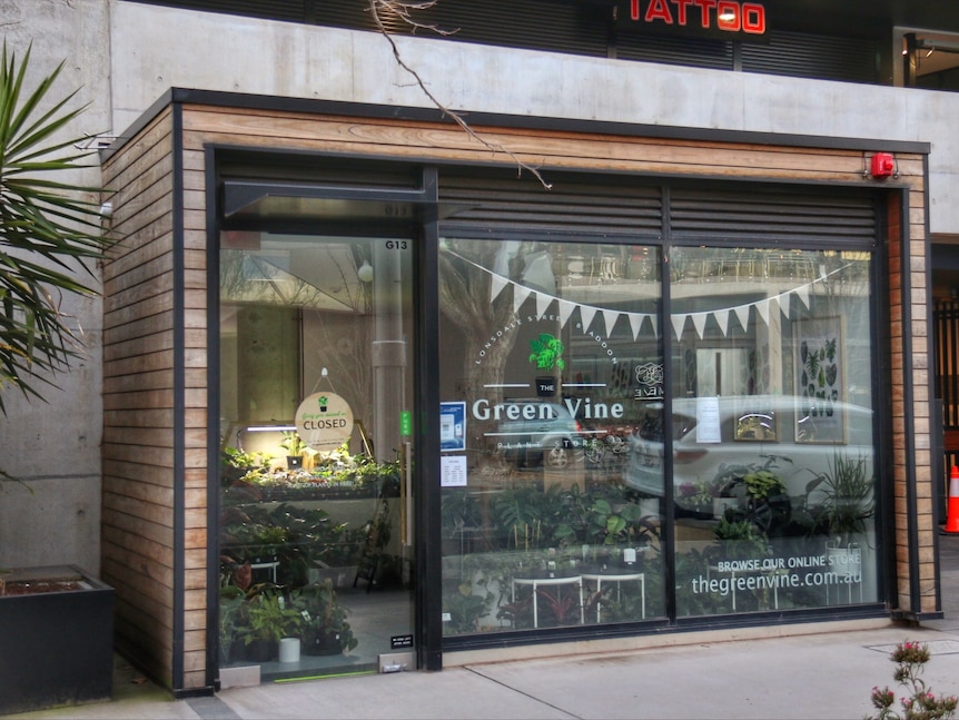 The outside of a shop with a closed sign on the door