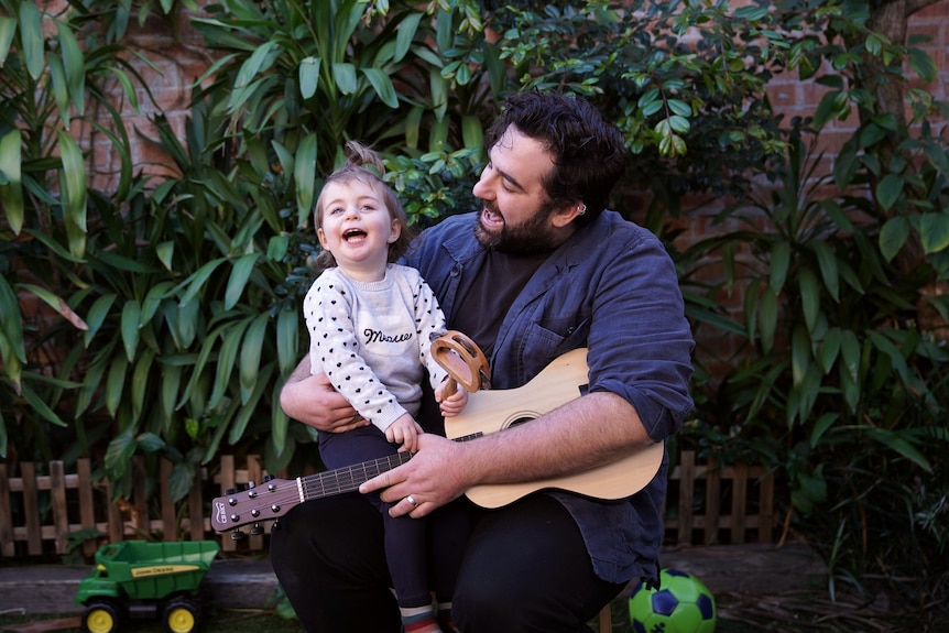 Daphne singing with father Mike Williams who is holding a guitar