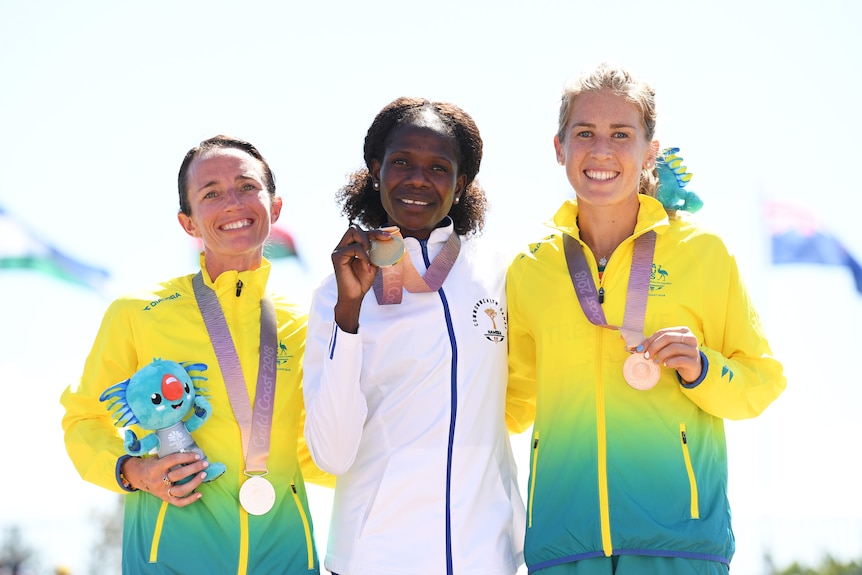 Lisa Weightman and Jessica Trengove hold medals