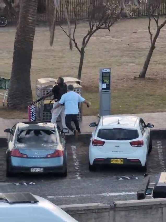 O homem vem por trás com um abraço de urso.