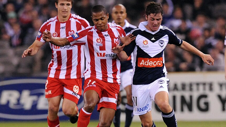 Alex Terra and Marco Rojas battle for the ball in Melbourne derby