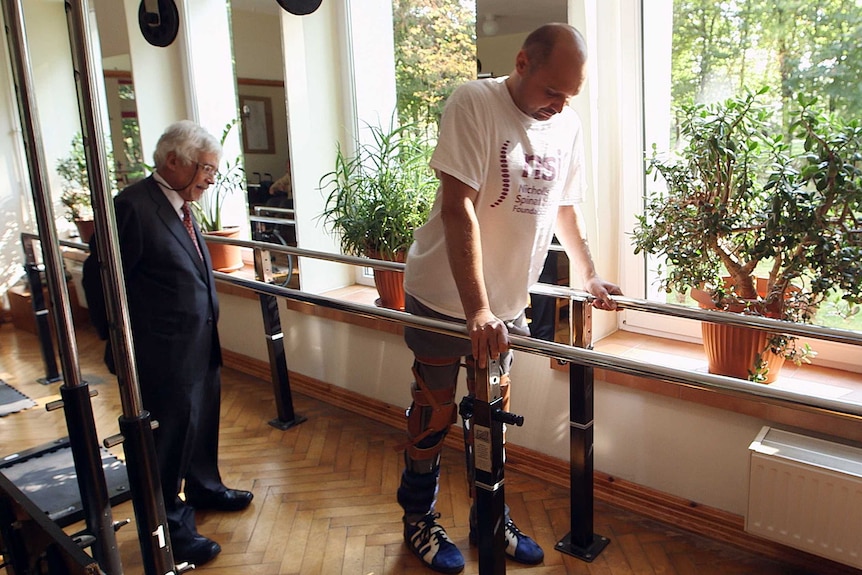 Darek Fidyka walk with the aid of leg braces