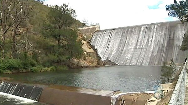 The ACT Opposition says the Government has tried to hide the Cotter Dam's ballooning price tag.
