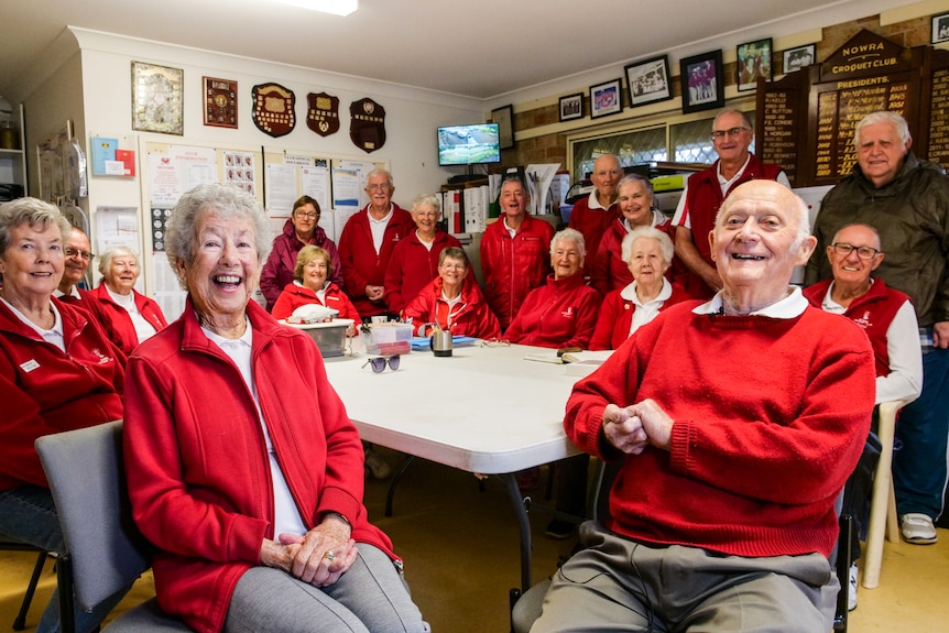 Un groupe de personnes traînant dans le club house