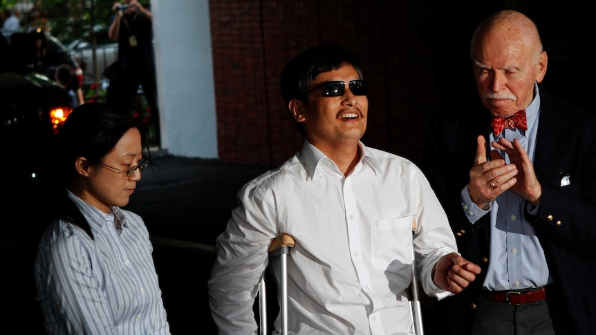 Blind Chinese dissident Chen Guangcheng arrives in New York