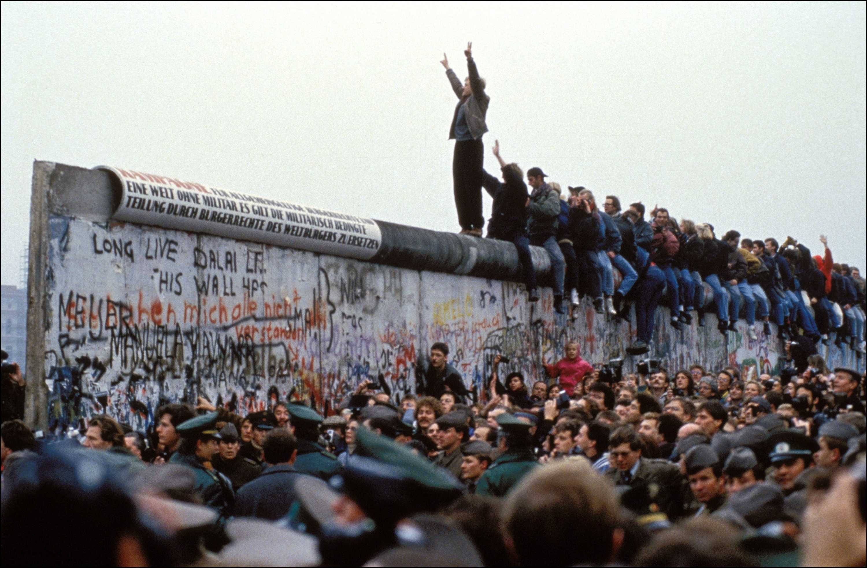 “Symbol of hope for a world without walls”: The fall of the Berlin Wall