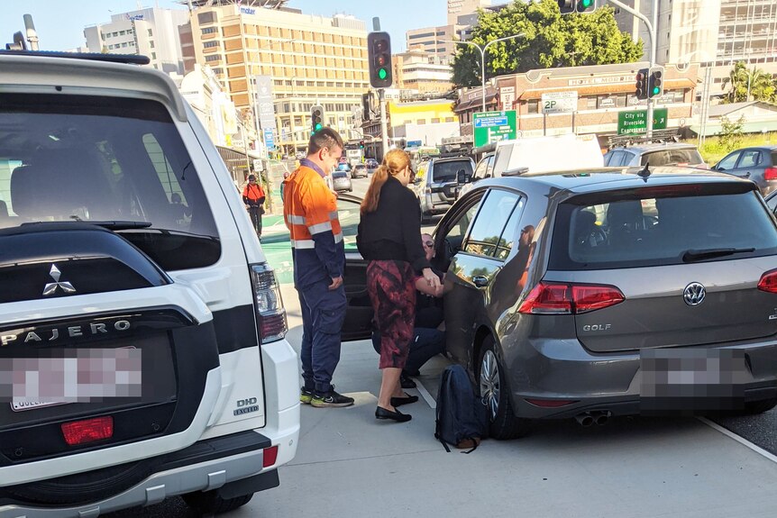 Une voiture s'est arrêtée sur la piste cyclable dans la circulation devant l'hôpital Mater à South Brisbane où une femme accouchait.