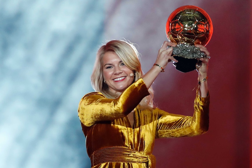 La futbolista noruega Ada Hegerberg ganó el premio Balón de Oro femenino.