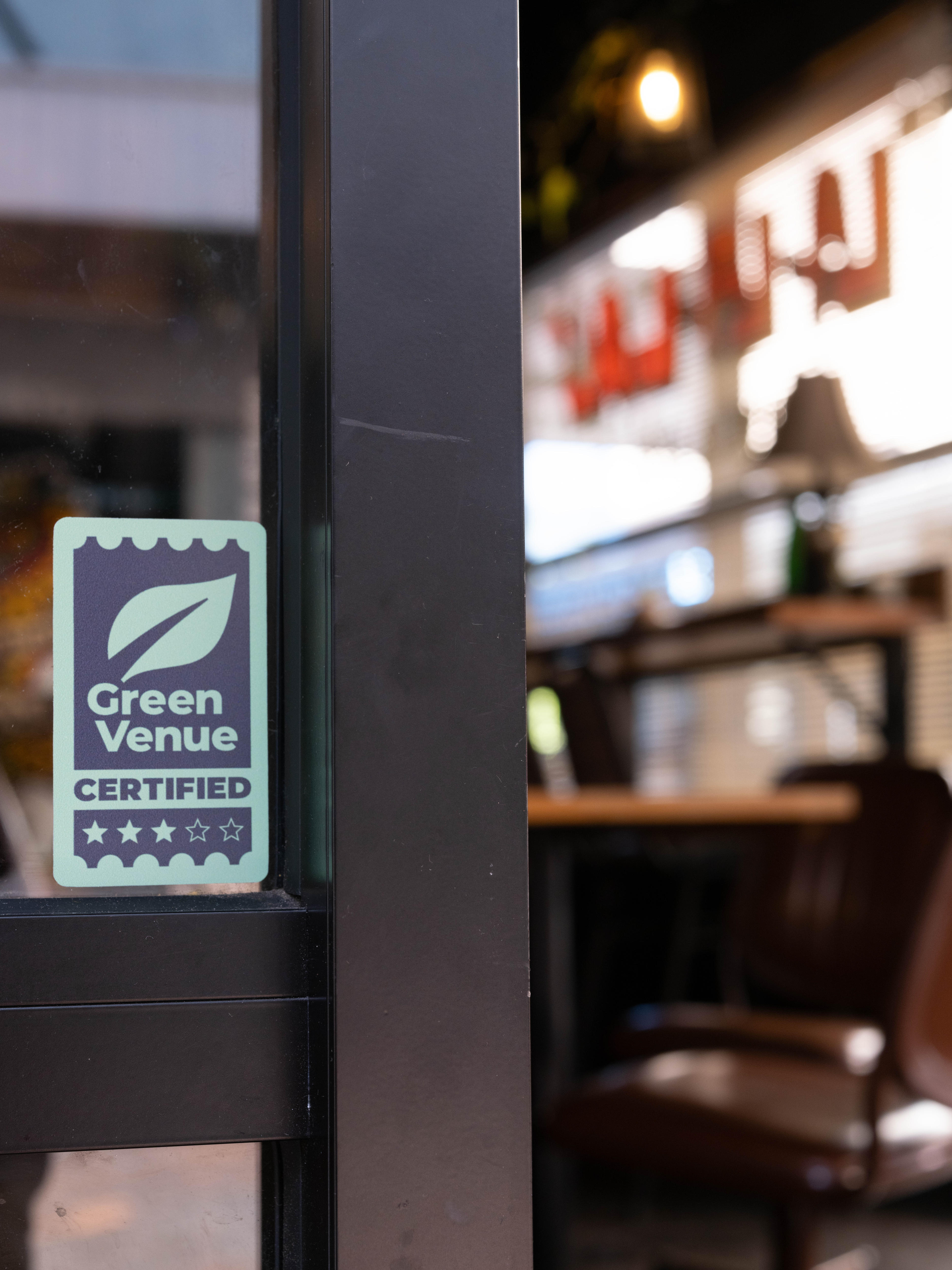 Una pequeña pegatina que dice el lugar verde certificado en una ventana.