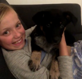 Una foto de la joven Freya Hansen con Lucy cuando era cachorrita.