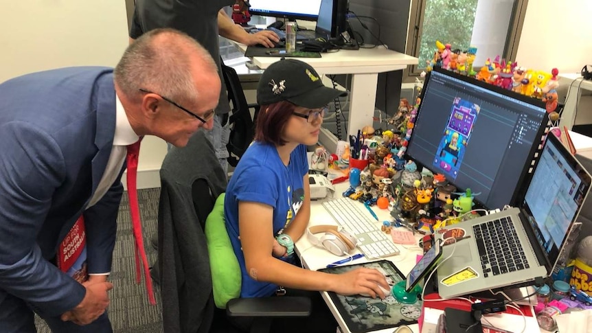 Jay Weatherill watches someone using a computer.