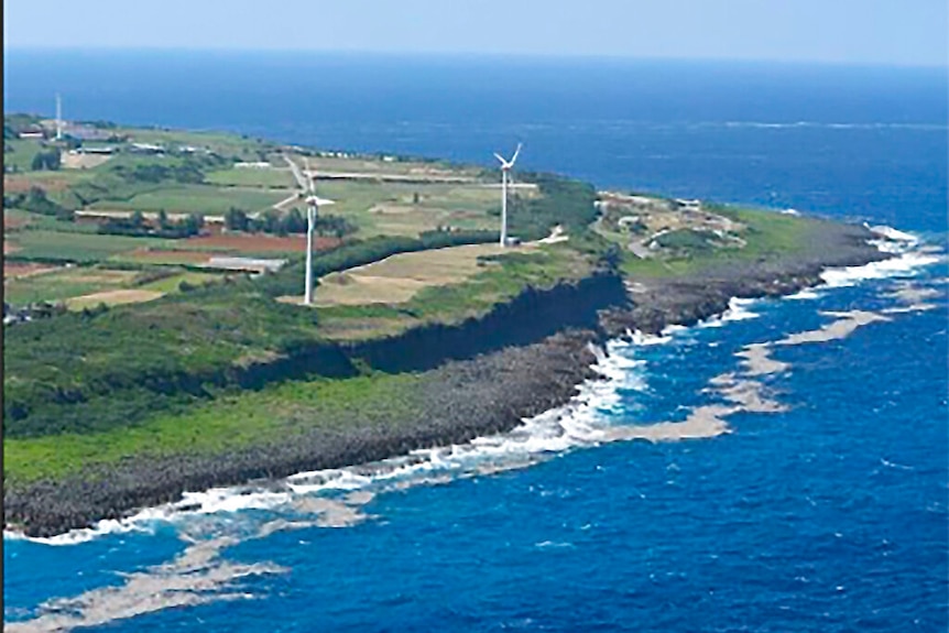 Wybrzeże małej japońskiej wyspy Ijima w wulkanicznym łańcuchu wysp Okinawa, który spłukuje morze.