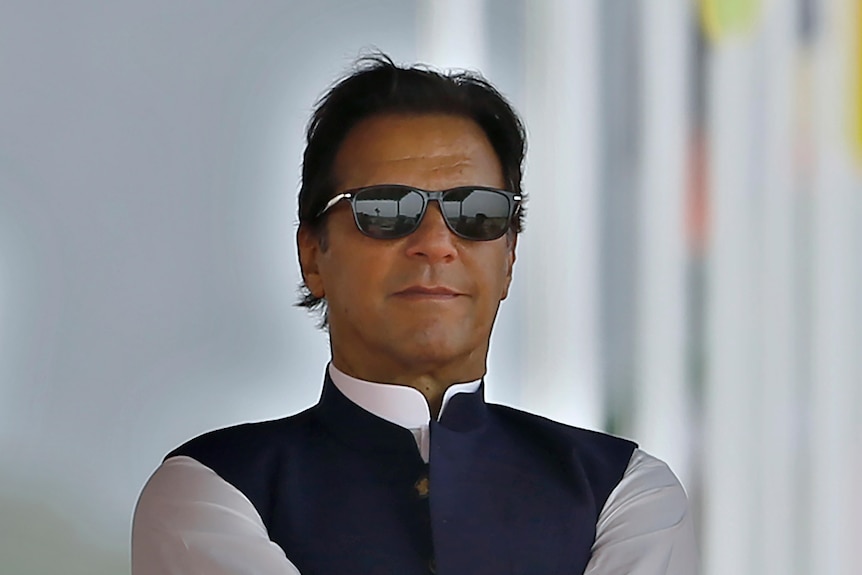 Il primo ministro pakistano Imran Khan indossa occhiali da sole.