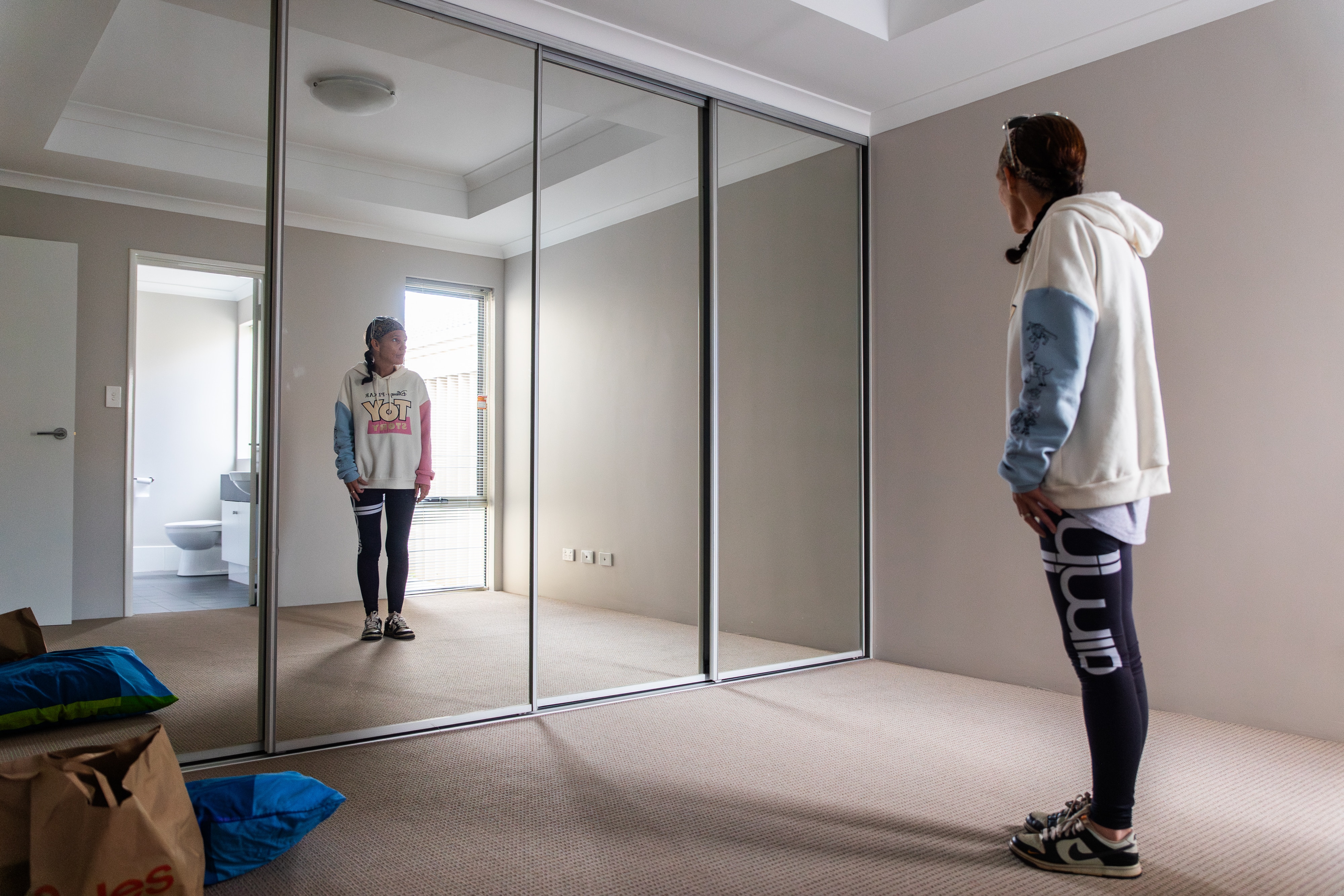 Rebecca Hendrix se encontra em uma sala vazia.