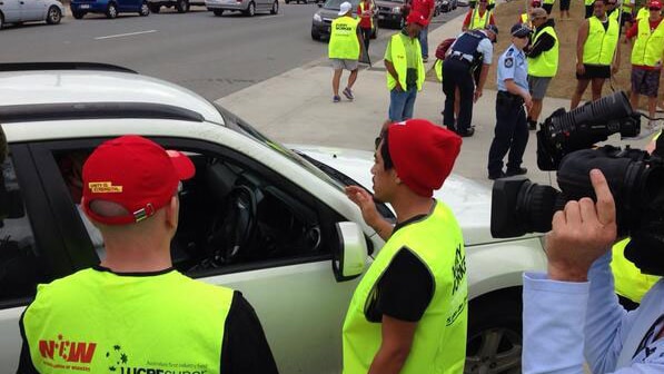 Workers stage protest at Woolworths warehouse on Qld's Gold Coast over pay dispute