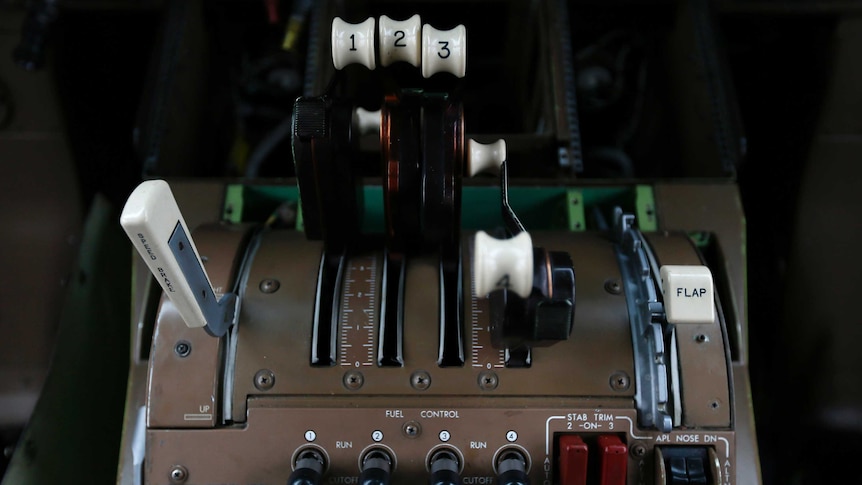 Control levers in the cockpit of a Boeing 747