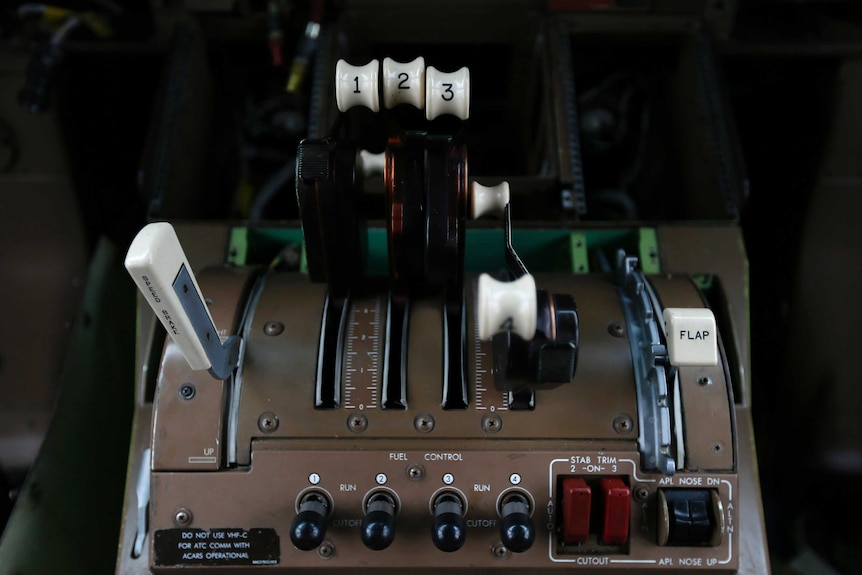 Control levers in the cockpit of a Boeing 747