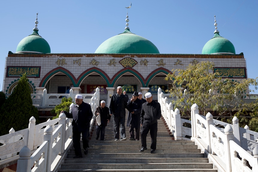 人权观察表示，中国政府在宁夏与甘肃两个省区藉由“并寺”政策大量削减清真寺数量，违反宗教自由权。