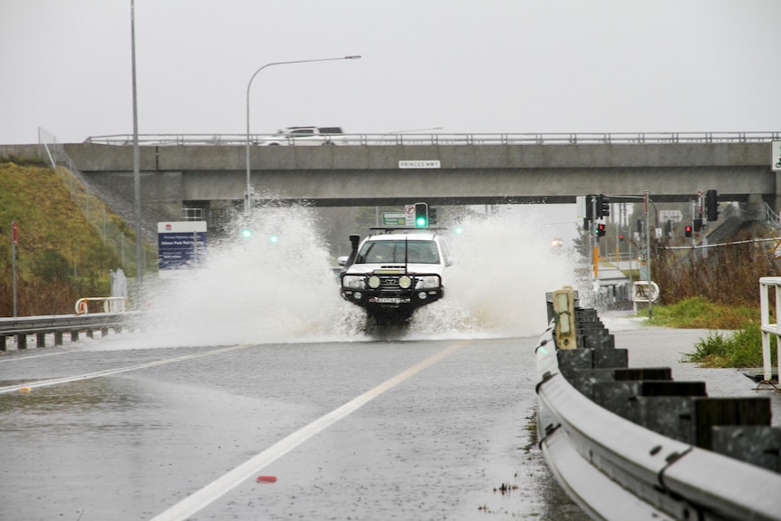 un camion qui traverse une route inondée