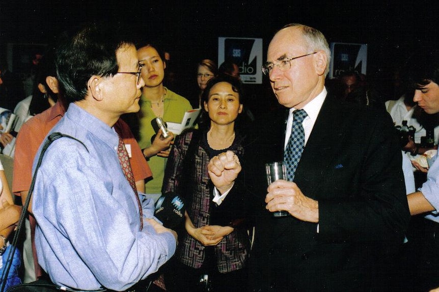 Francis Lee speaking with John Howard in 1998.